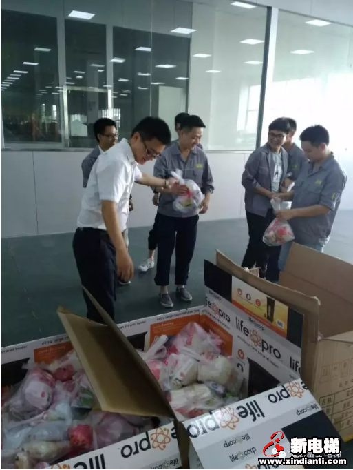 恒达富士电梯为一线员工送去清凉确保产品如期交货(图1) 恒达富士电梯为一线员工送去清凉确保产品如期交货(图1)