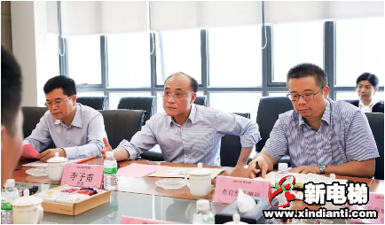 佛山市人大常委会常务副主任、党组副书记李子甫率队到菱王电梯开展“企业暖春行动”调研(图3)