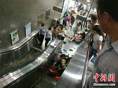 北京地铁动物园站扶梯故障致1人死28人伤(图1) 北京地铁动物园站扶梯故障致1人死28人伤(图1)