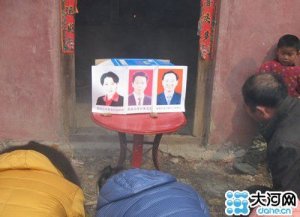 河北海难家属维权被打 修庙立牌位跪拜市长