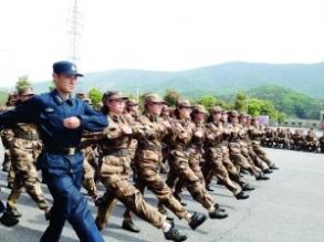 镇江千名公务员军训：唱军歌踢正步练射击