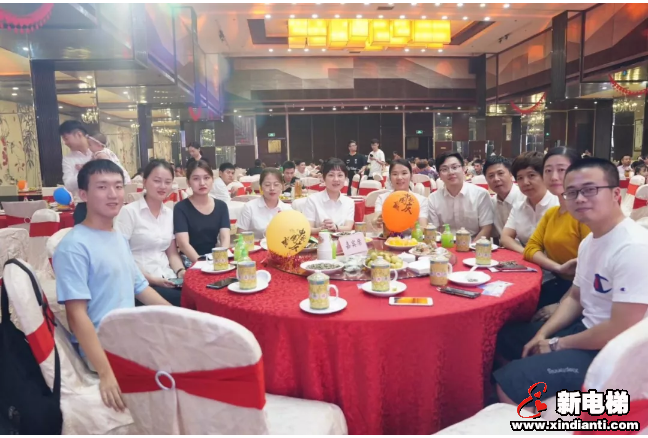 情满月圆恒富心·同庆共欢联真情——恒富集团2019中秋晚会隆重举行(图4) 情满月圆恒富心·同庆共欢联真情——恒富集团2019中秋晚会隆重举行(图4)