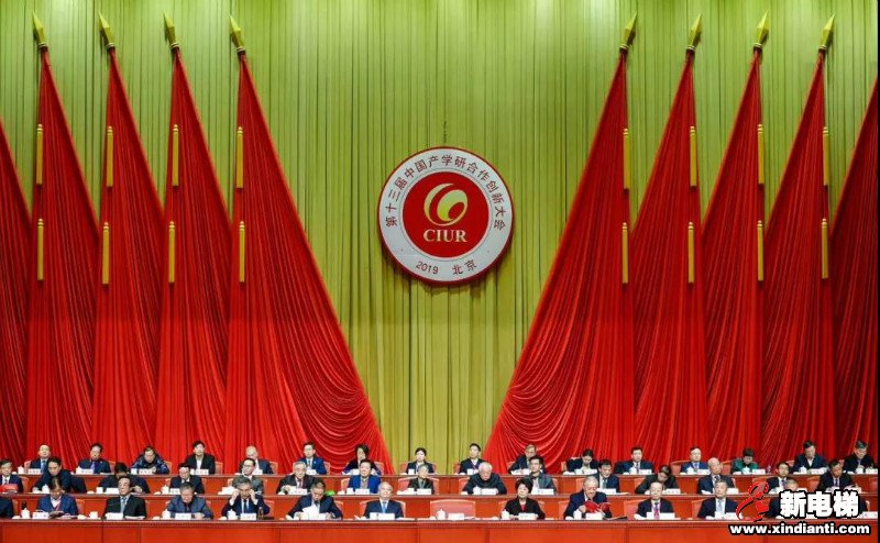 森赫电梯董事长李东流荣获“2019年中国产学研合作军民协同创新奖”(图1) 森赫电梯董事长李东流荣获“2019年中国产学研合作军民协同创新奖”(图1)