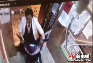 出事了！电动车进电梯后冒烟！