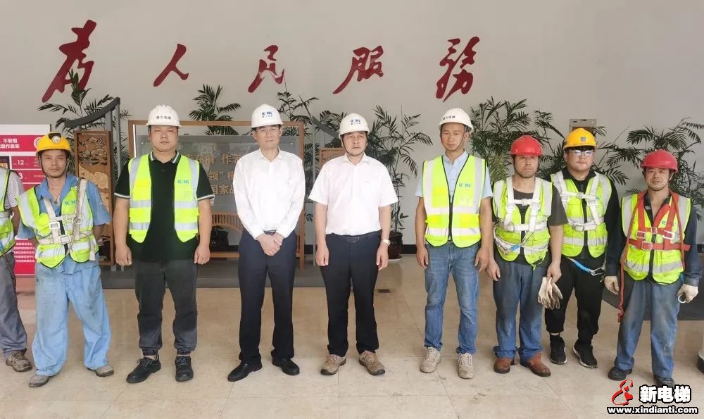 康力电梯董事长王友林现场慰问节日期间坚守一线的工程团队(图1) 康力电梯董事长王友林现场慰问节日期间坚守一线的工程团队(图1)
