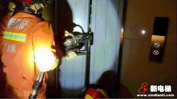 电梯又遭破拆!停电致乘客困梯,消防员用扩张钳破拆救援!(图2) 电梯又遭破拆!停电致乘客困梯,消防员用扩张钳破拆救援!(图2)