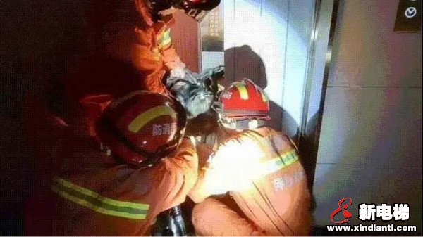 电梯又遭破拆!停电致乘客困梯,消防员用扩张钳破拆救援!(图3) 电梯又遭破拆!停电致乘客困梯,消防员用扩张钳破拆救援!(图3)