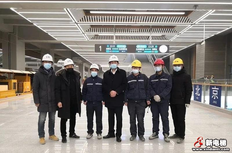 康力电梯董事长王友林视察京沈高铁北京朝阳站慰问一线员工(图1) 康力电梯董事长王友林视察京沈高铁北京朝阳站慰问一线员工(图1)