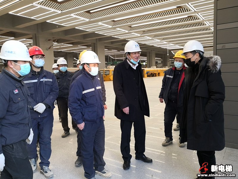 康力电梯董事长王友林视察京沈高铁北京朝阳站慰问一线员工(图3) 康力电梯董事长王友林视察京沈高铁北京朝阳站慰问一线员工(图3)