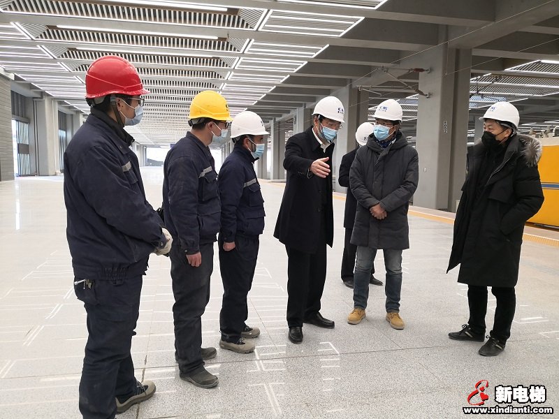 康力电梯董事长王友林视察京沈高铁北京朝阳站慰问一线员工(图4) 康力电梯董事长王友林视察京沈高铁北京朝阳站慰问一线员工(图4)