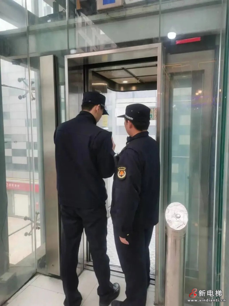 上海公布控烟案例:商业广场2部公共电梯内无禁烟标识被处罚(图2) 上海公布控烟案例:商业广场2部公共电梯内无禁烟标识被处罚(图2)