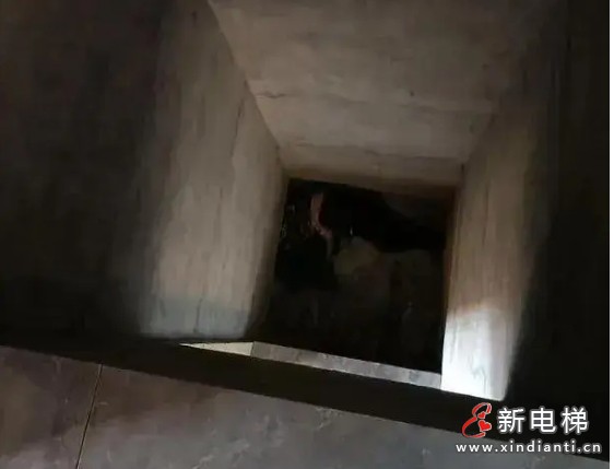 湖南一装空调的男子意外坠入自建房电梯井！不幸身亡！
