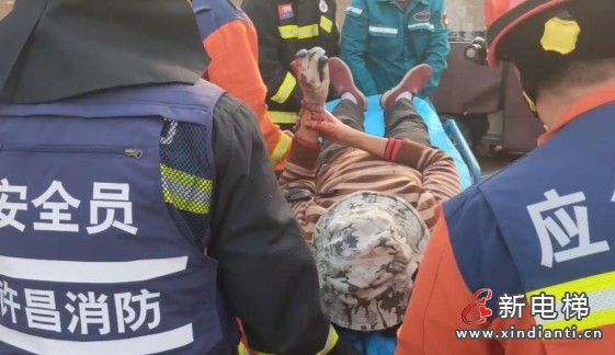 河南许昌一名女工试图抓住升降机的牵引钢丝绳脱困,不料跌落5米深的电梯井内(图2) 河南许昌一名女工试图抓住升降机的牵引钢丝绳脱困,不料跌落5米深的电梯井内(图2)