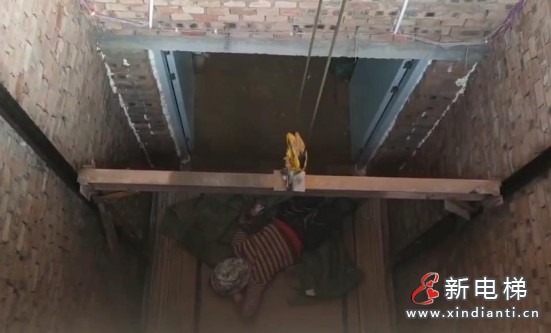河南许昌一名女工试图抓住升降机的牵引钢丝绳脱困，不料跌落5米深的电梯井内