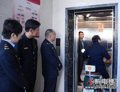 新电梯早新闻2024年11月11日 十月十一 星期一(图4) 电动车进入电梯时,电梯门无法关闭