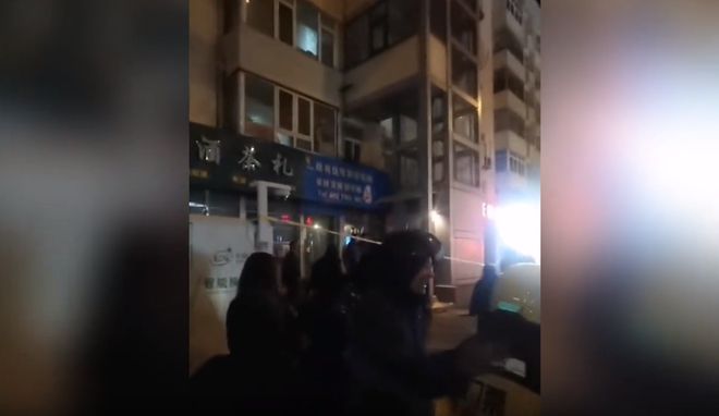 太吓人！刚运行的加装电梯发生安全事故有人员坠落？