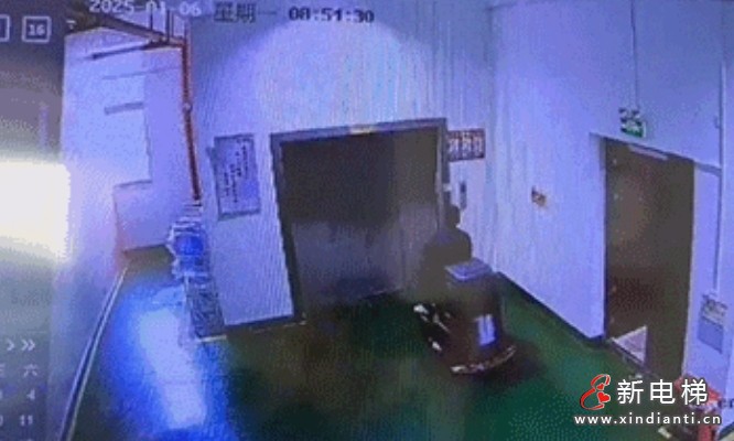 上海奉贤：一名工人驾驶扫地机不慎撞开三楼电梯门,连人带车掉到电梯井内被困