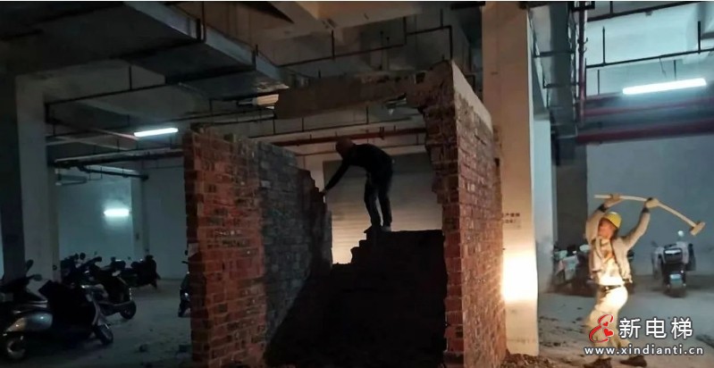 广西柳州一小区业主因擅自从地下车库搭建电梯井要安装私人电梯被执法部门依法拆除(图1) 微信截图_20250115110524