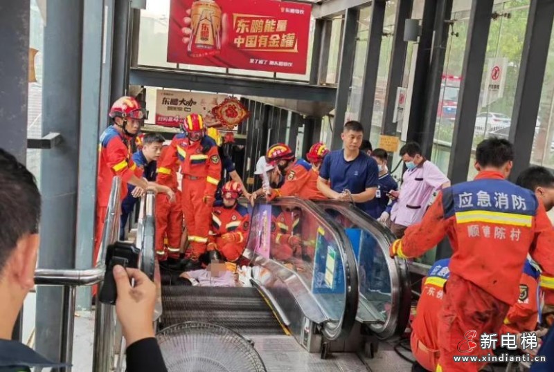 突发！广东佛山一超市扶梯现“吞人”事故！一乘客被困！！