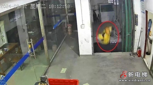 外卖小哥踩空坠入电梯井,当事人发声(图1) 外卖.jpg