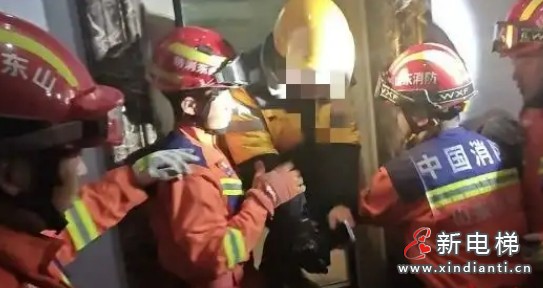 山东滨州一名外卖员深夜被困电梯，看救援过程