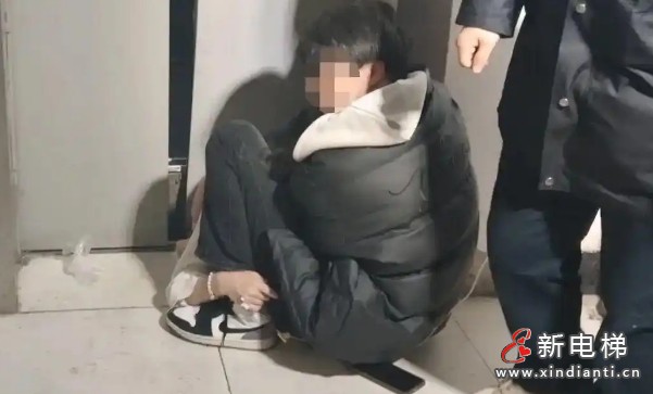 “我的下半身麻了！没有知觉了！”‌合肥一女子下半身被电梯轿厢压住