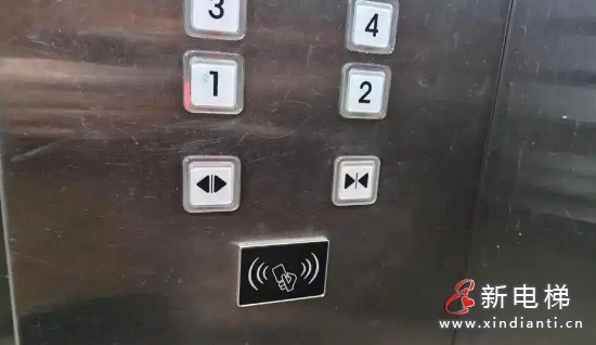 电梯换新并改为刷卡乘坐 这一变化给业主们带来了不便，特别是快递和外卖配送