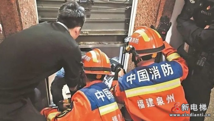 福建泉州：醉酒男子多次踢踹电梯门被困 获救后诚恳道歉 并赔偿了9000元