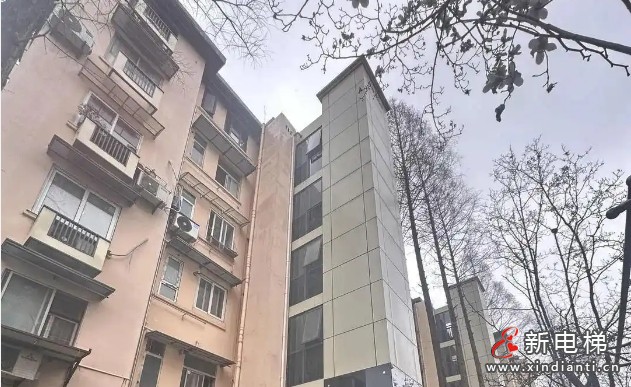 杭州75岁叶奶奶加装电梯后仍需爬半层楼梯对此表示担忧‌