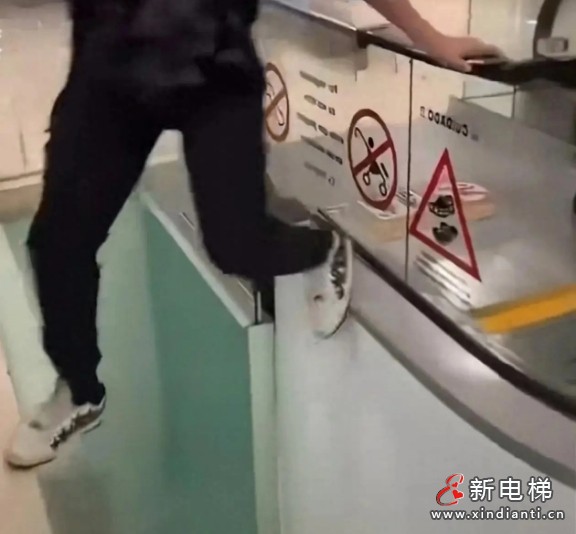 黑龙江商场一小伙为捡帽子，跳入扶梯缝隙，结果踩空摔伤