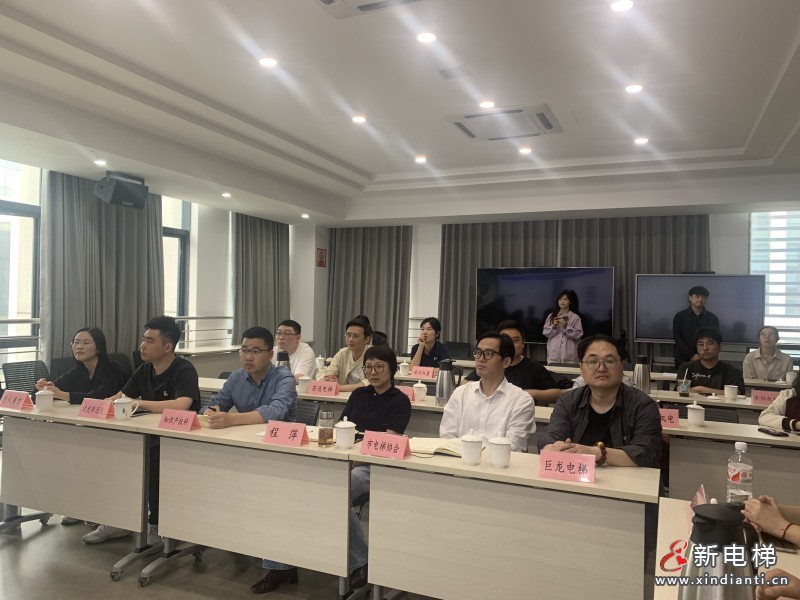 智能电梯产业专利导航垂域大模型推介会在湖州南浔召开(图2) 智能电梯产业专利导航垂域大模型推介会在湖州南浔召开(图2)