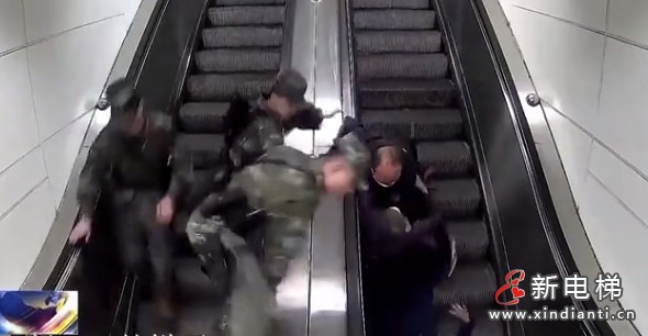 暖心的一幕被刷屏 成都武警飞身一跃扶梯救起摔倒老人