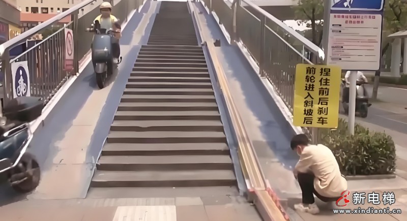 深圳一人行天桥装“电动车电梯”，引发市民热议
