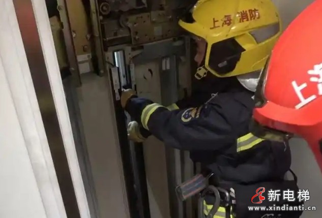 上海黄浦一住宅电梯突发故障导致人员被困