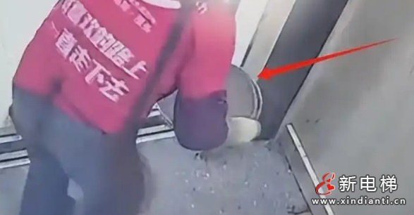 安徽一名红衣老人将整盆水倒入电梯门缝 水渗入电梯电路系统主板短路 整部电梯当场瘫痪(图1) 微信截图_20250507172925
