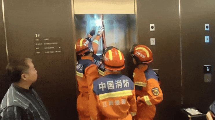 浮梁一酒店15人被困电梯 看消防如何专业救援?(图2) 撬棍.jpg