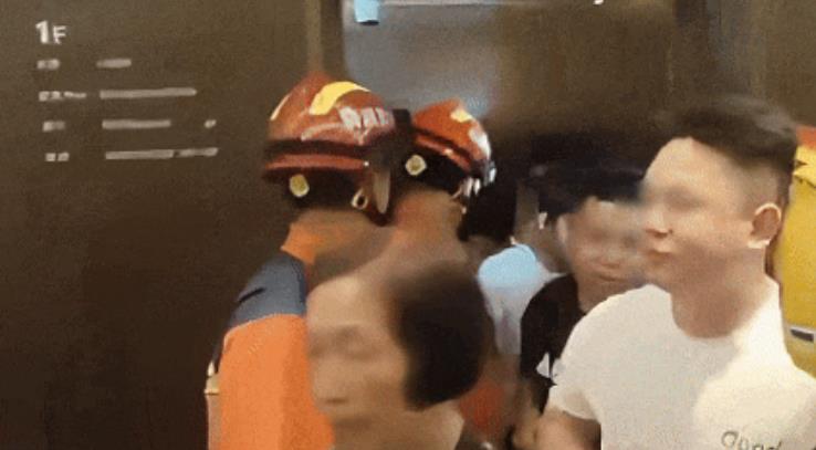 浮梁一酒店15人被困电梯 看消防如何专业救援?(图3) 解困.jpg