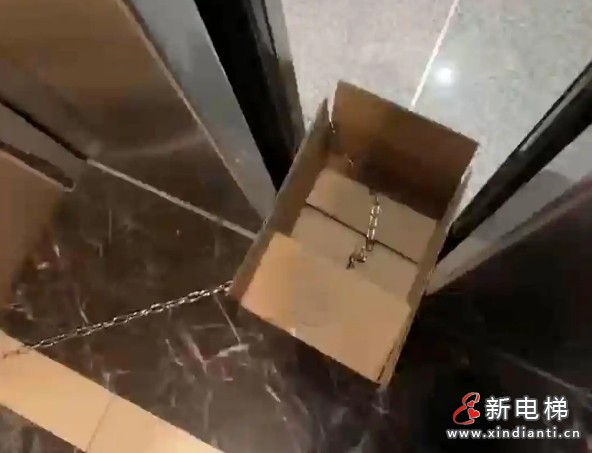 广西柳州某小区顶楼一孕妇因电梯噪音私自将电梯门用锁链拦截关门