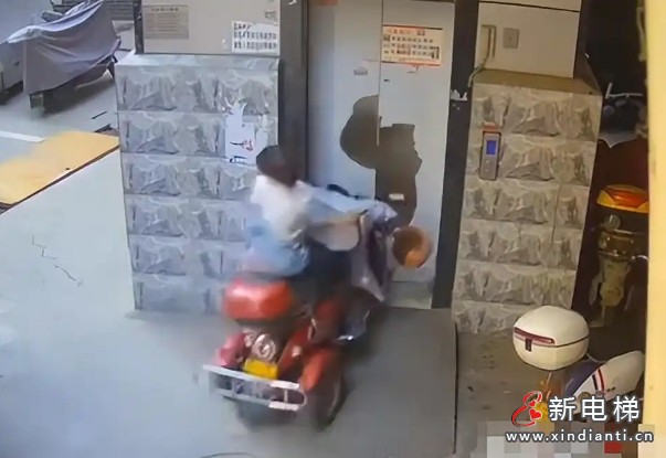 江苏：一位老人骑三轮车毫无预兆地加速直行，意外撞破电梯门坠入电梯井