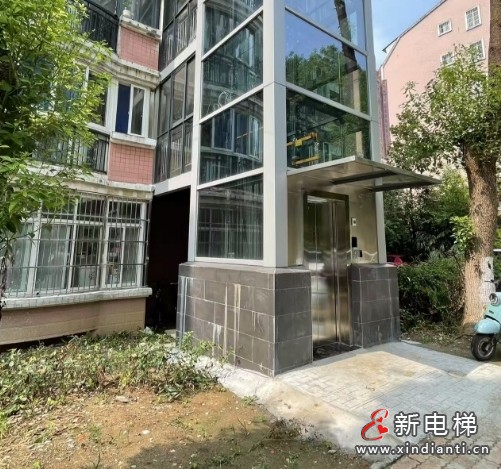 安徽合肥某小区加装电梯时因非法占用公共绿化带被城管局罚款‌‌
