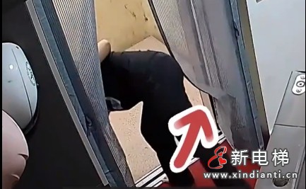 山东某小区业主在自家楼层电梯口私装磁铁纱帘导致电梯轿厢被卡停近两小时‌