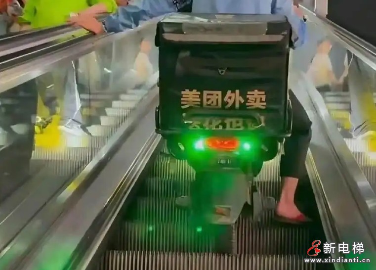危险！电动自行车竟然坐上了自动扶梯 广州最严新规难解乱象