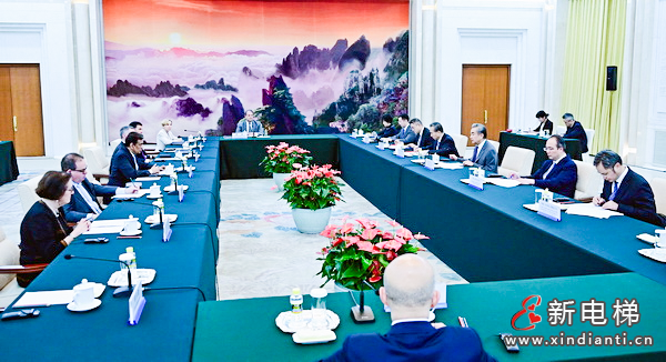 奥的斯全球公司董事会主席接受王毅会见(图2) 奥的斯全球公司董事会主席接受王毅会见(图2)