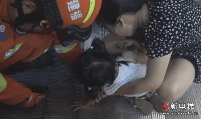 福建晋江商场‌3名儿童在扶梯处嬉戏打闹逆行摔倒，手中指被卡入踏板缝隙