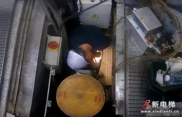 武汉地铁：一乘客的黄金耳钉掉入手扶电梯缝隙 拆梯搜寻物归原主