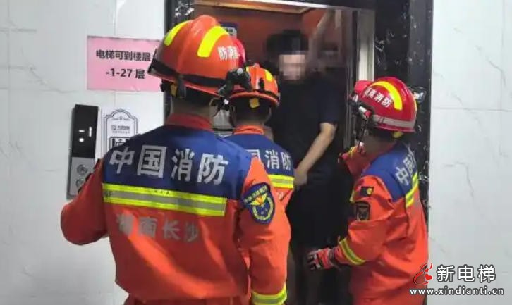 湖南长沙一电梯超载故障致18人被困 消防2分钟高效救援