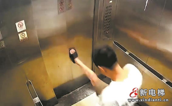 福建惠安:醉酒男子暴力踹停电梯致门体变形 半年内同栋楼第二起类似事件(图1) wechat_2025-09-09_145305_476