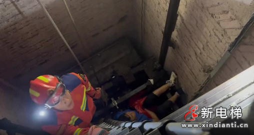 突发！温州工人电梯坠落卡二楼 电梯零件插入后背