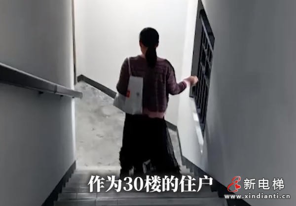 爬楼30层回家！深圳电梯配比不足引民怨 平均400人共用一台电梯