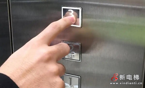 早高峰“霸梯”乱象：居民无奈爬楼，物业管理引争议